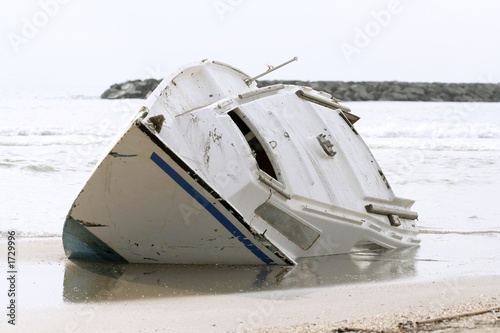Cuadro en lienzo Bateau échoué.