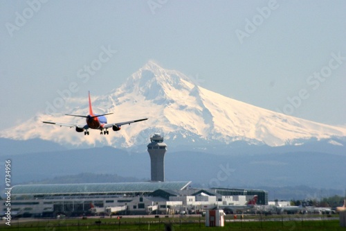 airliner landing at portland oregon
