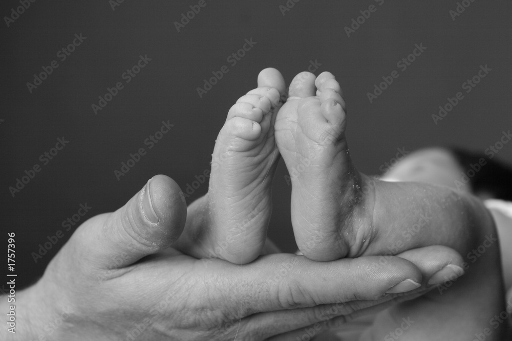 babyfüße auf hand s/w babyfüße auf hand s/w