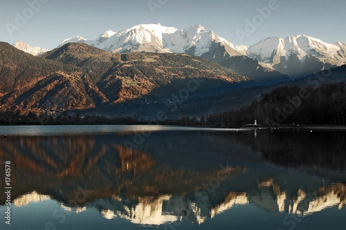 reflets du mont blanc dans un lac