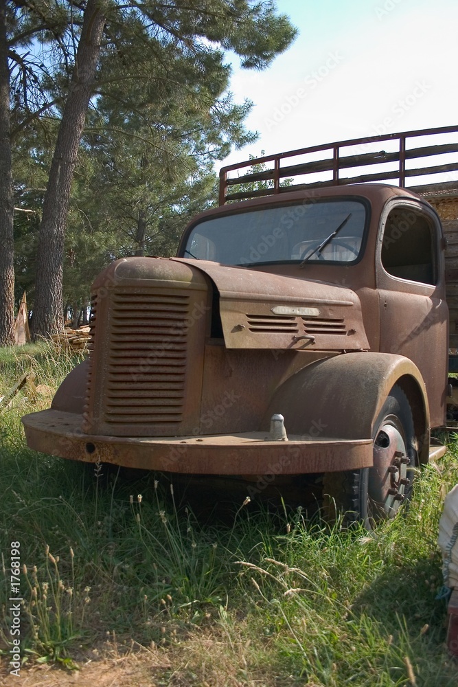 vieux camion rouillé abandonné