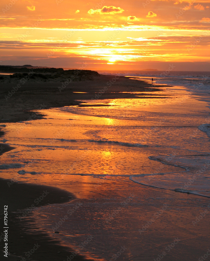 Naklejka premium sunset over beach