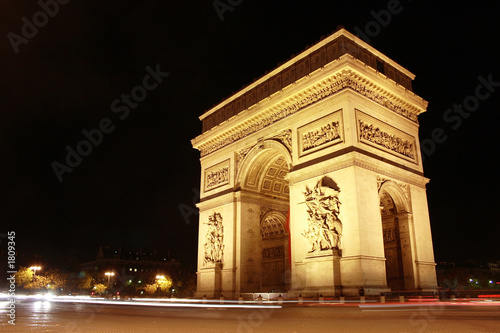 arc de triomphe la nuit © KingPhoto