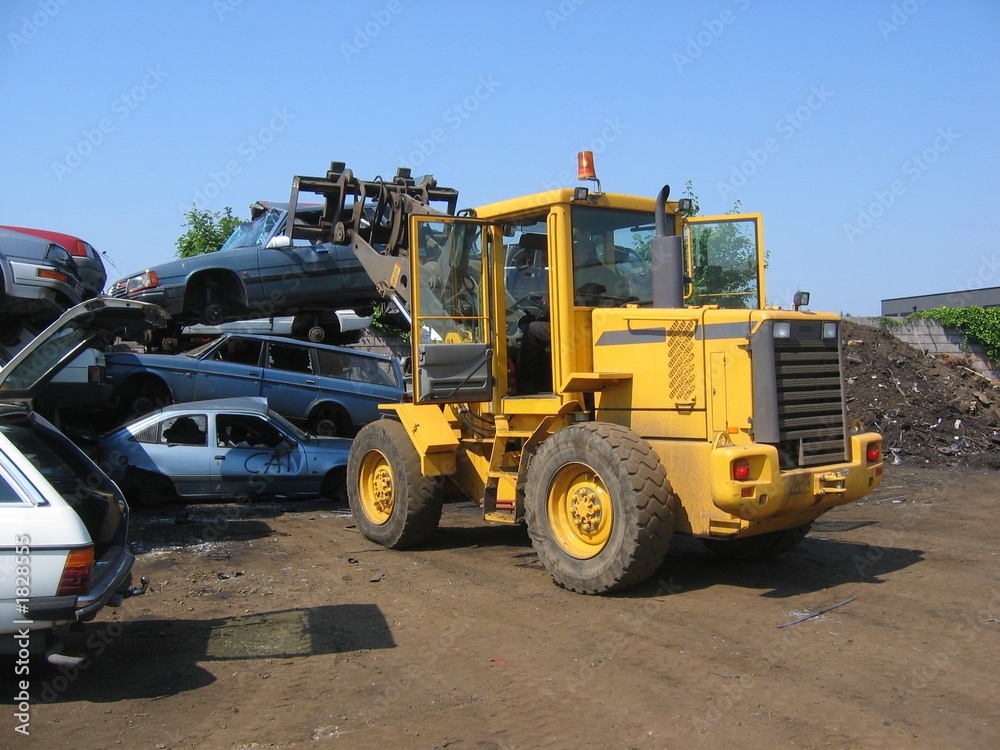 truck lifting a car wreck
