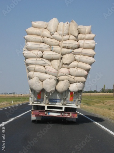 overloaded truck photo