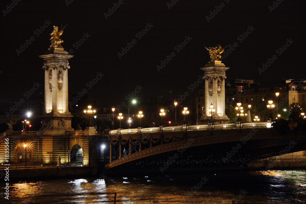 Naklejka premium pont alexandre iii la nuit - paris