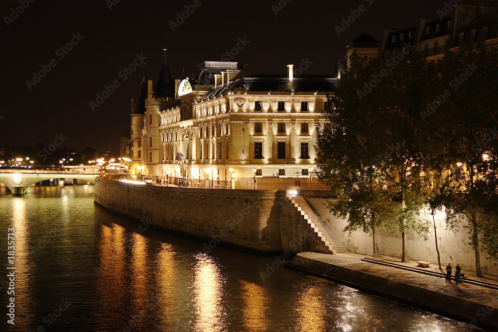 conciergerie vue de nuit - paris