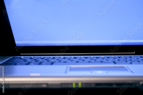 Obraz na płótnie laptop in blue screen.closeup