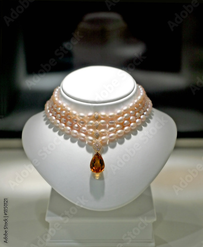 Canvastavla collier de perles et pierres rosées
