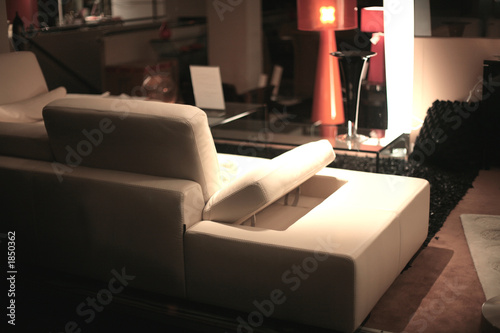 Konstfotografi divan de dos sur fond d'appartement d'intérieur