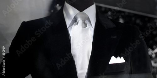Fotografie mannequin masculin dans beau costard noir&blanc
