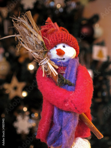 bonhomme de neige devant sapin
