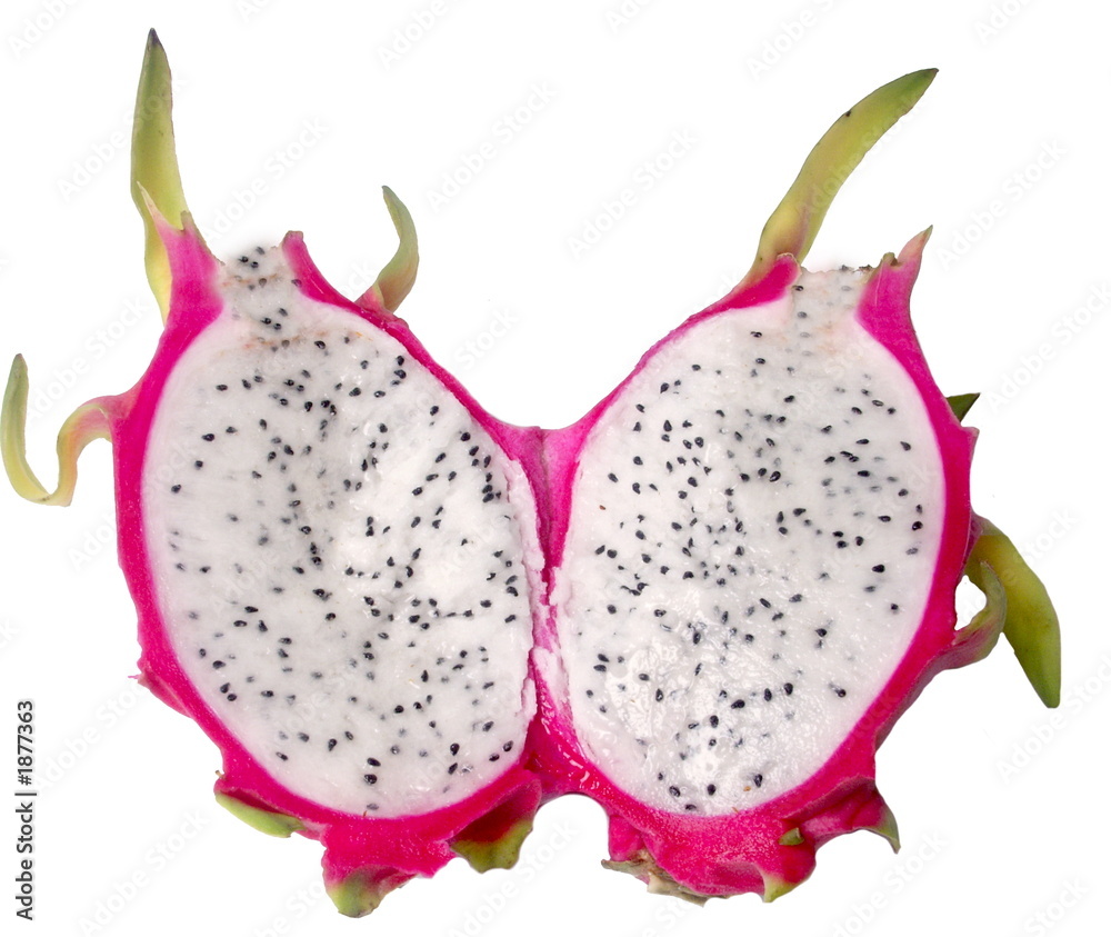 halbierte Drachenfrucht mit weißem Fruchtfleisch und pinkfarbener Schale, freigestellt auf weißem Hintergrund