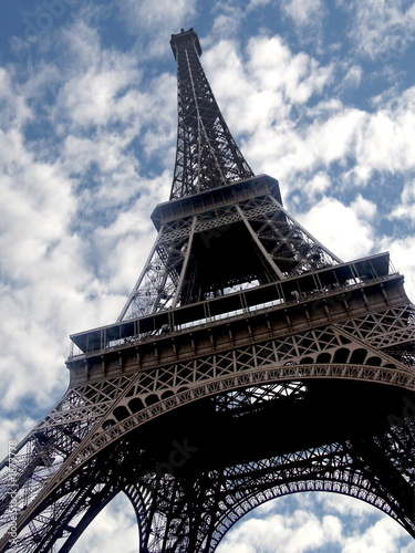 monumentaler Eiffelturm auf blauem Himmel und weißem Wolken im Hintergrund #1877778