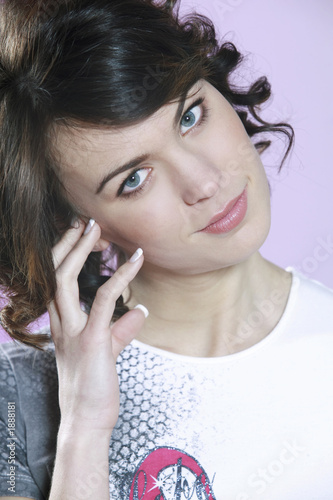 portrait de jeune femme en studio photo