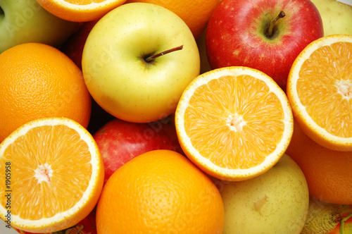 apple and oranges at the market stand