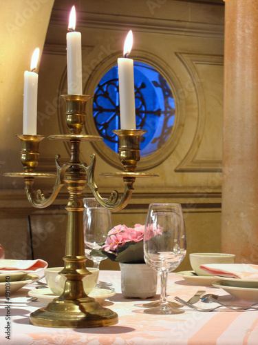 chandelier sur table dressé