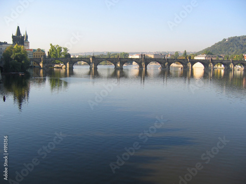 Photo charles bridge and vltava river in the morning.