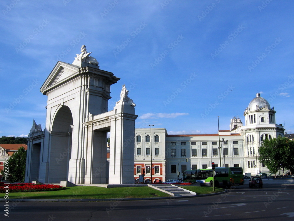 madrid gate monument
