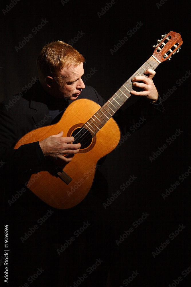 Obraz premium man playing a guitar