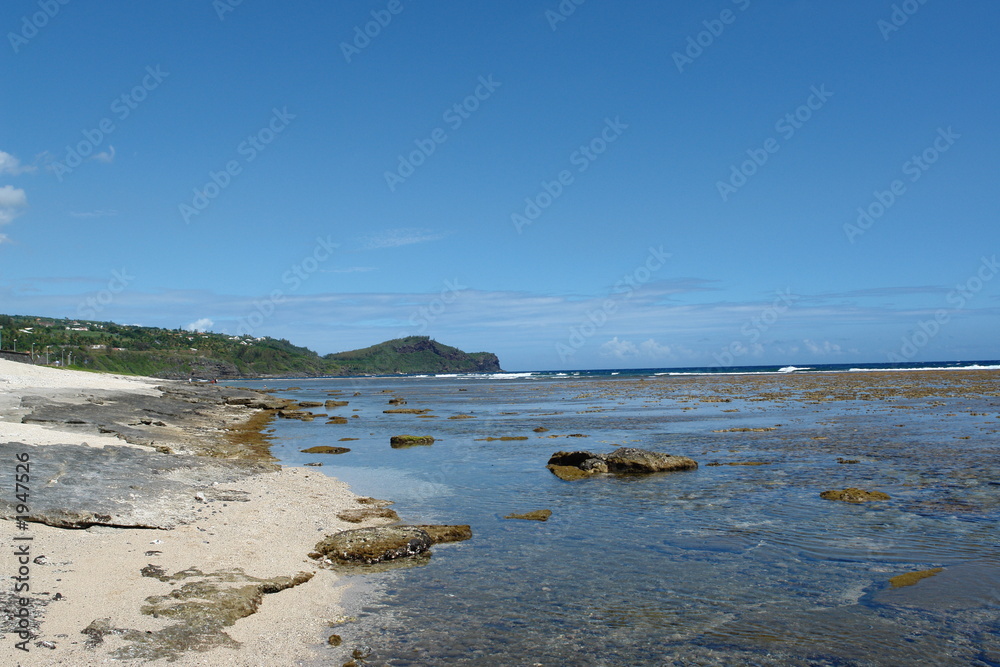 Fototapeta premium lagon et plage tropical
