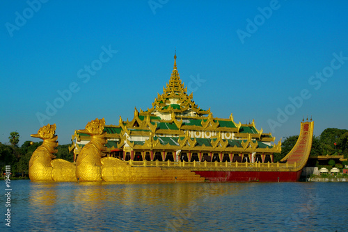 karaweik palace in yangon, myanmar Fototapet