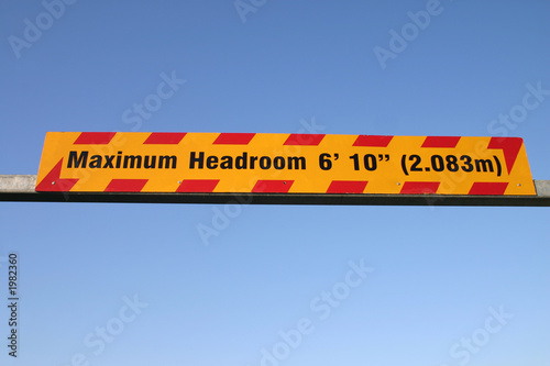 Картината върху платно maximum headroom height restriction sign.