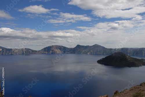 nuvole sul lago vulcanico