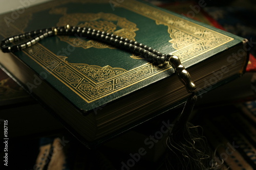 Fotografie book of holy koran & rosary