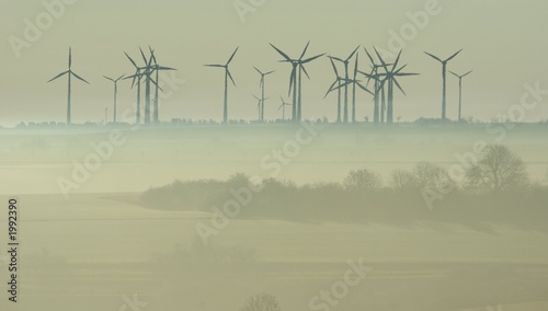windpark im nebel