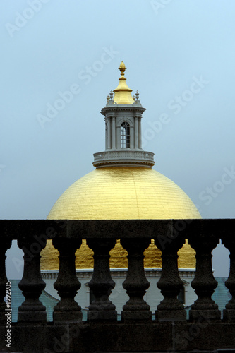 curved fence of statehouse leading to dome