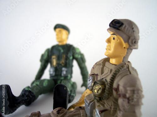 Photo two sitting toy soldiers