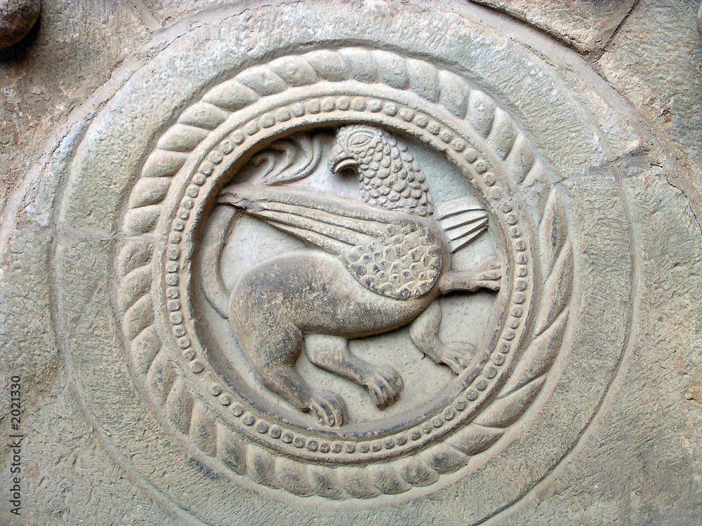 gryphon médiéval sculpté dans la pierre