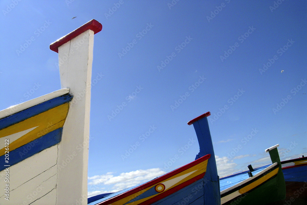Trois avants colorés de barques sur ciel bleu l'Alentejo au Portugal, Europe