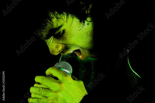 scream in microphone