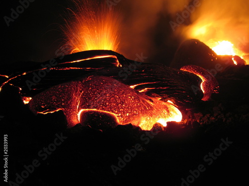 détail de lave en fusion avec cratères en fond