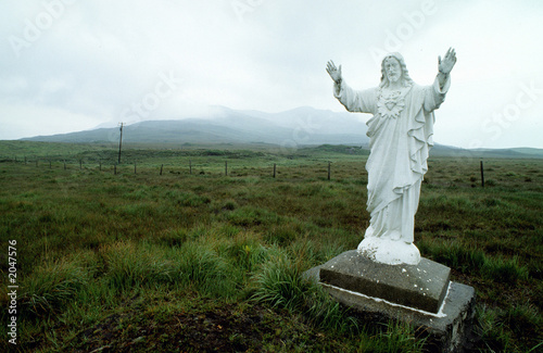 statue du christ au milieu d'une lande en irlande photo