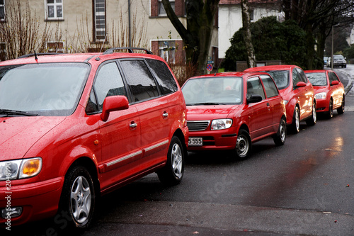 parkende rote autos © ifiStudio