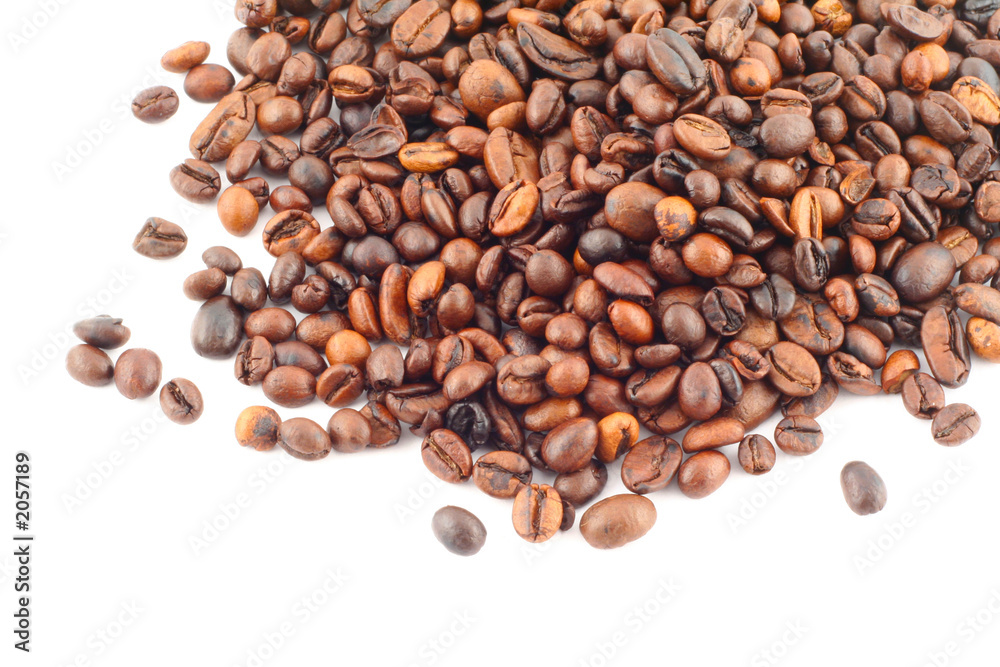 Fototapeta premium spilled coffee beans on white