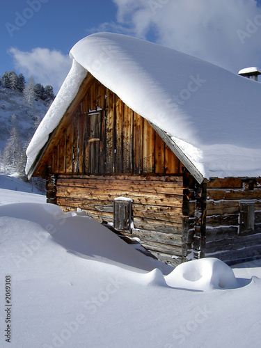 almhütte im schnee