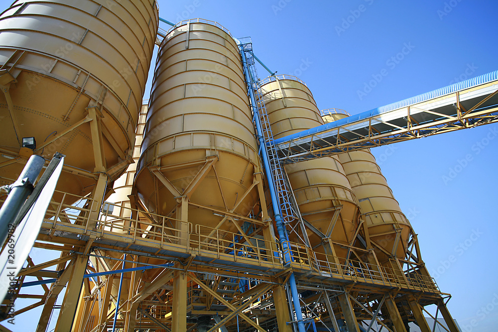Fototapeta premium silos im alberner hafen, hafengelände in wien