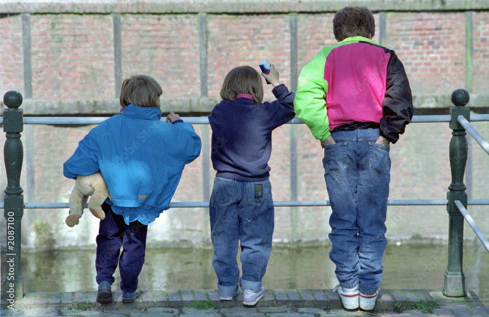 Obraz premium kinder am wasser