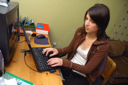 étudiante à l'ordinateur