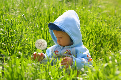 Fotografija child explore nature