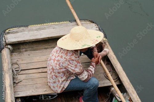 jeune asiatique dans une barque