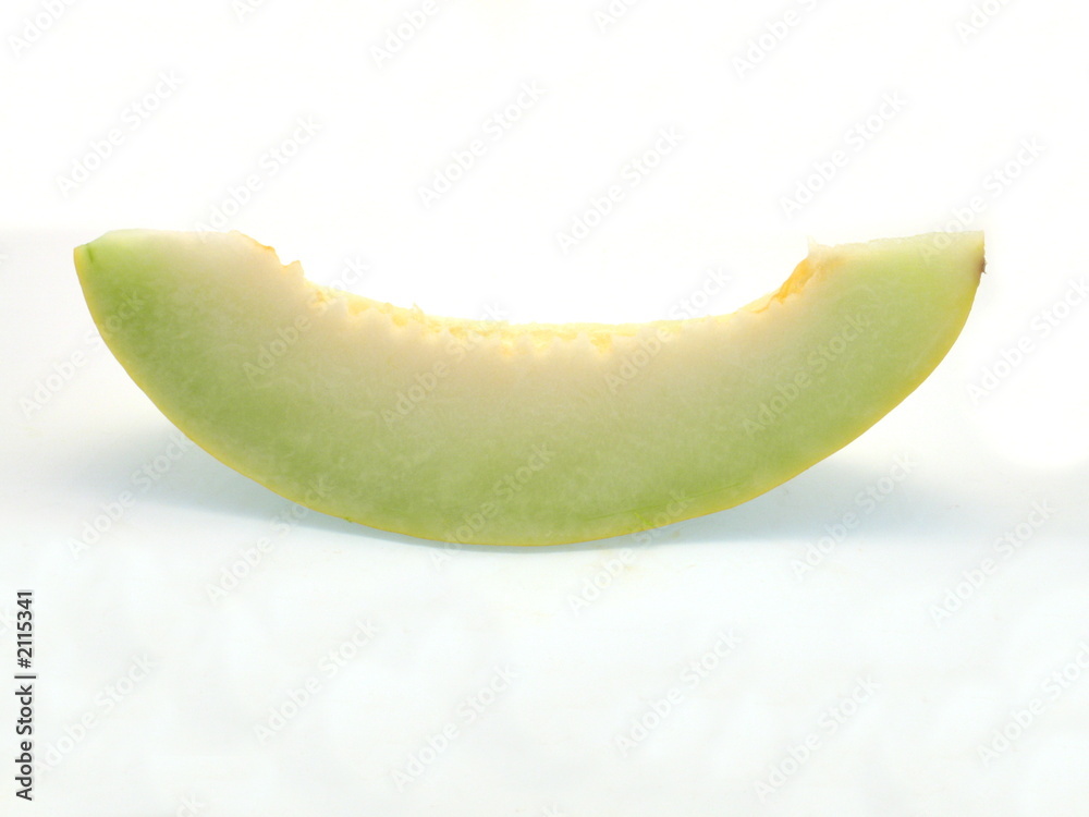eine Scheibe frische hellgrüne entkernte Honigmelone freigestellt auf weißem Hintergrund eine Scheibe frische hellgrüne entkernte Honigmelone freigestellt auf weißem Hintergrund