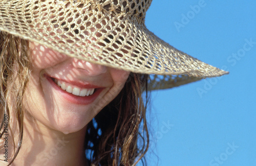 ragazza con cappello di paglia