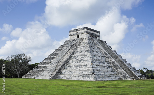 el castillo chichen itza photo