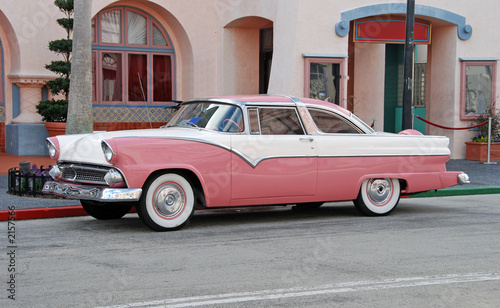 Leinwand Poster classic automobile in pink color