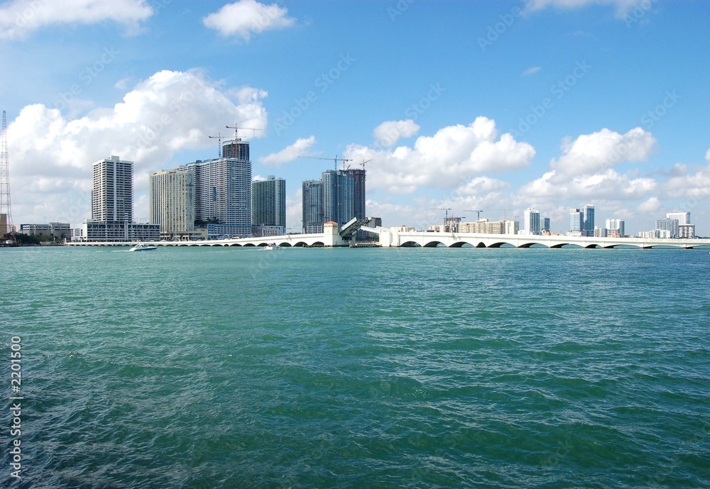 Obraz premium panoramiczny widok na wodę miami
